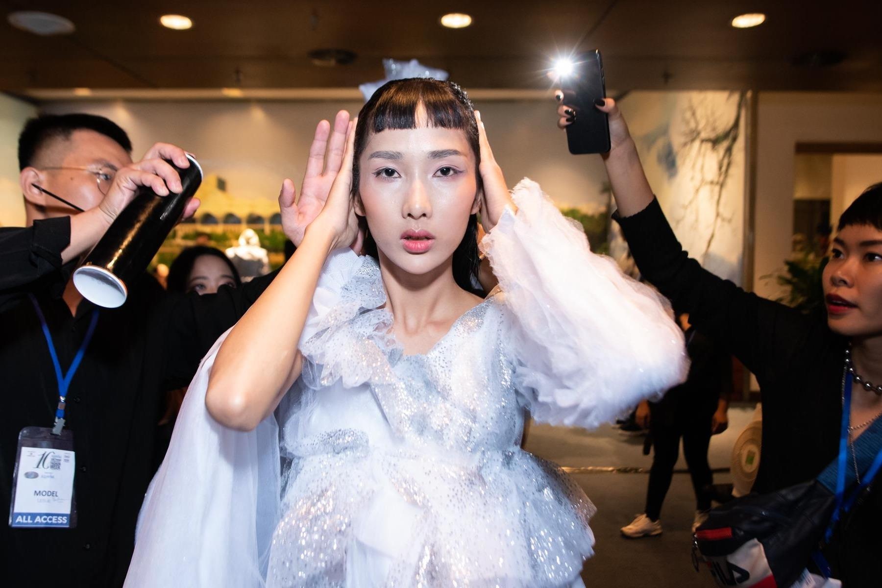 Goc toi chan dai san catwalk: Gia dinh tu mat, bat mau vi giay cao got hinh anh