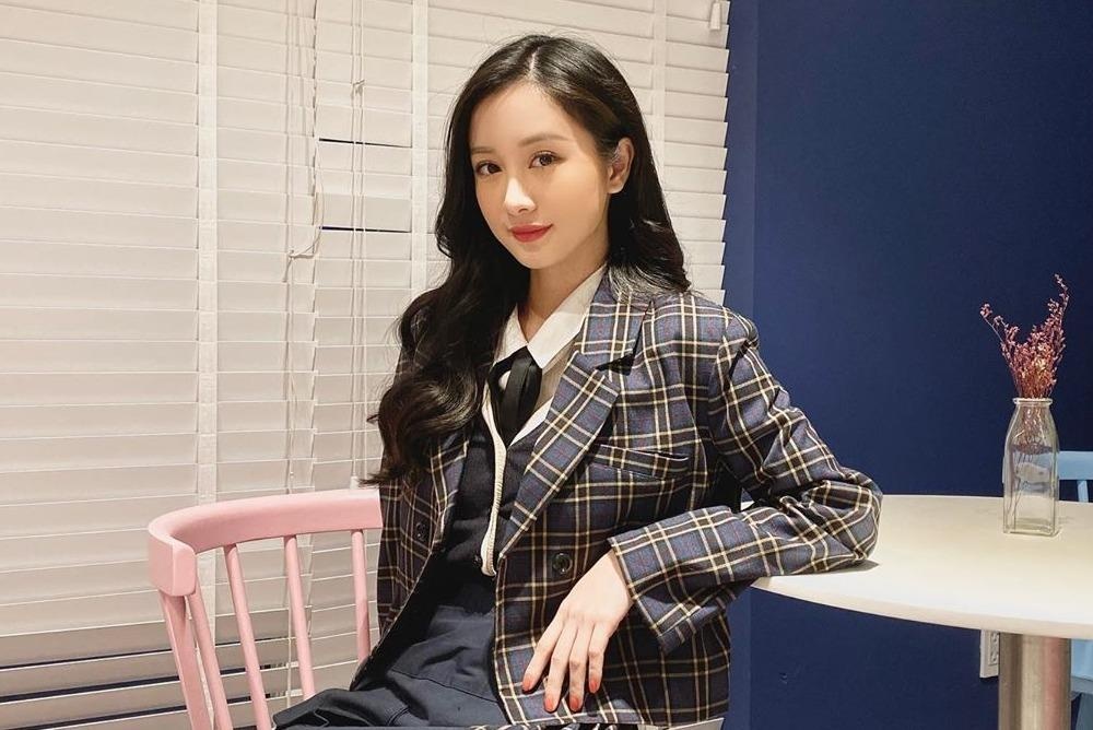 Jun Vu duoc khen du khong dien do khoe vong mot hinh anh