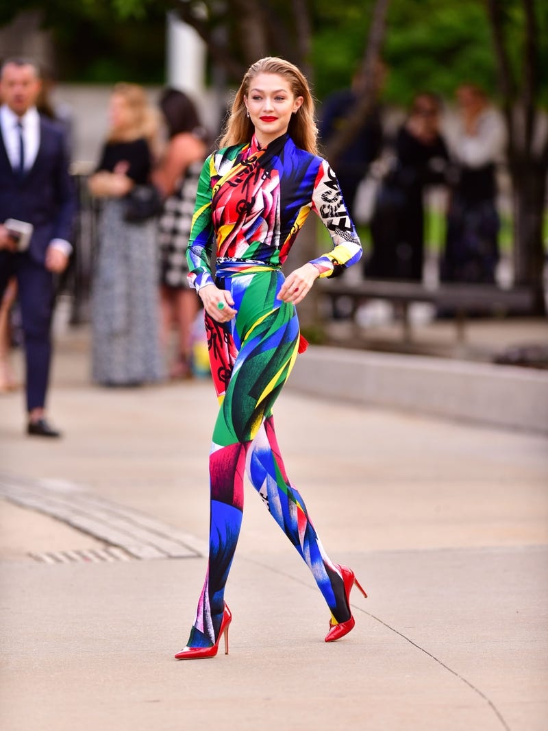 gigi hadid mac kin dao anh 8