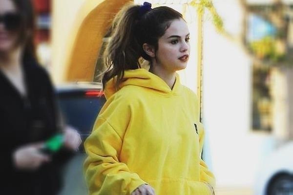 Selena Gomez dien ca cay neon, ngoi xom chup anh giua cho hinh anh