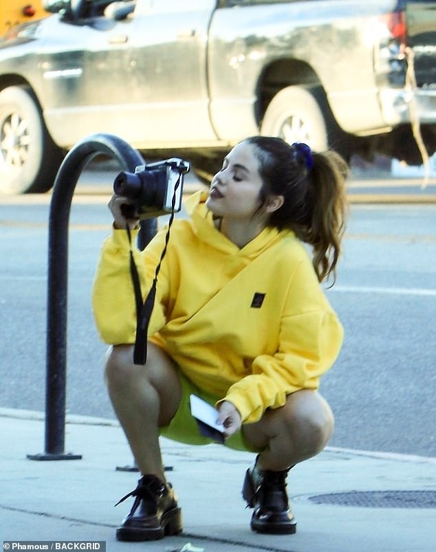 selena gomez mặc đồ neon ảnh 1 selena gomez mac do neon anh 1