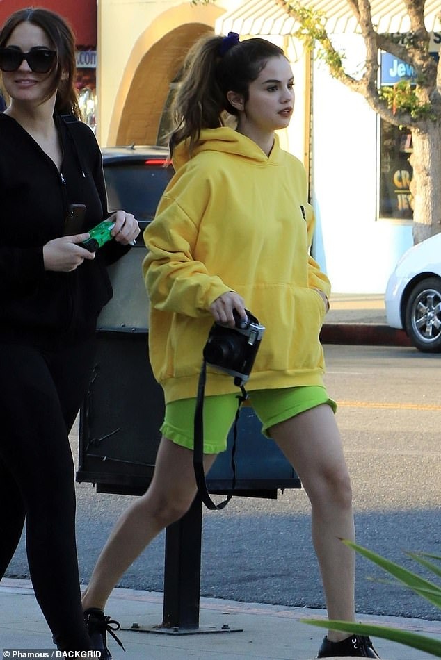 selena gomez mặc đồ neon ảnh 2 selena gomez mac do neon anh 2