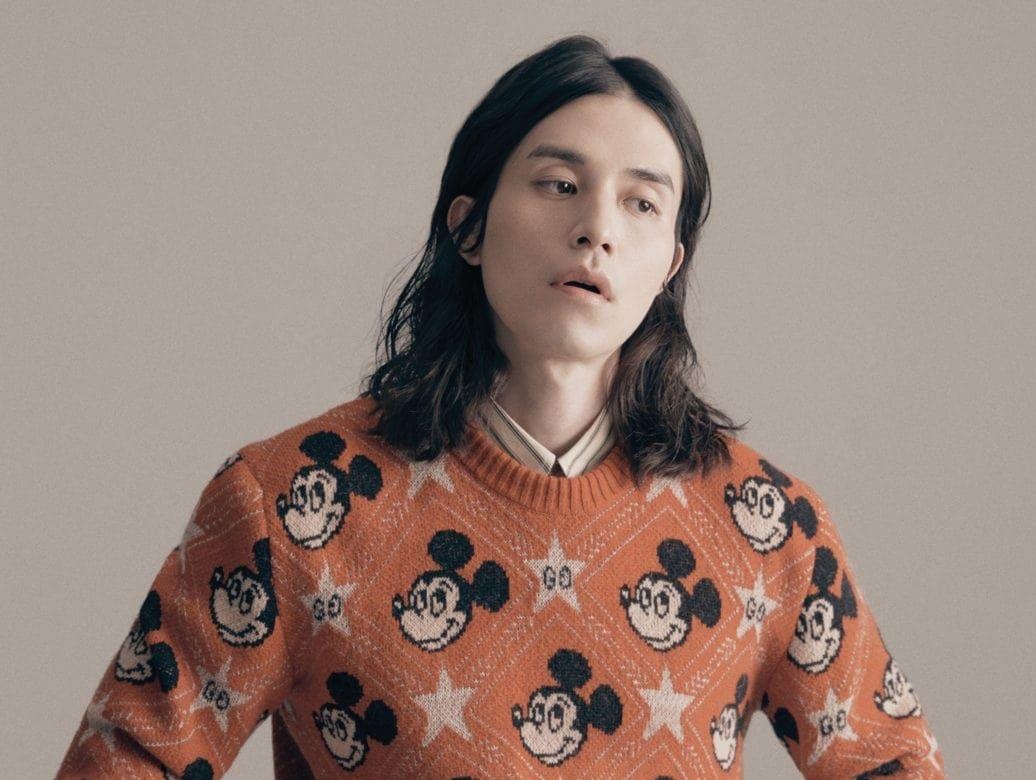 Lee Dong Wook gay tranh cai khi mac do Mickey, de toc xoan dai hinh anh