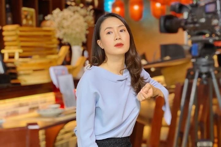 Cach dien do cong so dep cua Khue trong 'Hoa hong tren nguc trai' hinh anh