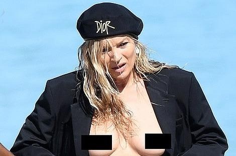 Sieu mau Anh dien mot khong noi y, gay tranh cai khi lo nguc hinh anh