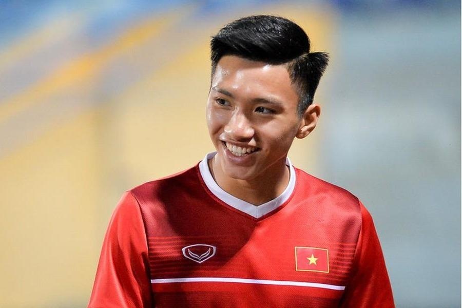 Doan Van Hau thich kieu toc vuot keo gon gang khi ra san hinh anh