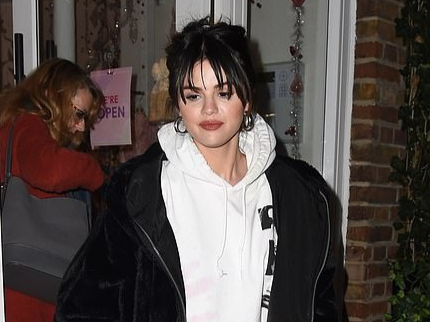 Selena Gomez duoc khen giong Michael Jackson khi de toc mai lua thua hinh anh