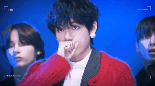 V (BTS) bi fan phat hien boi son duong tai le trao giai hinh anh