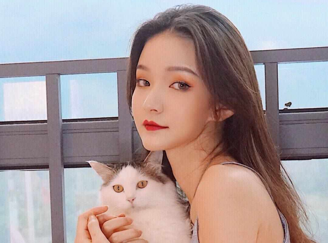 Hot girl Trung Quoc noi tieng nho tai trang diem khac han ban dau hinh anh