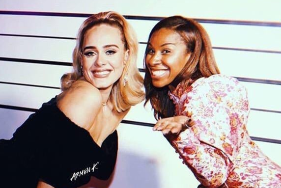 Adele nhay va hat ho ben ban be hinh anh