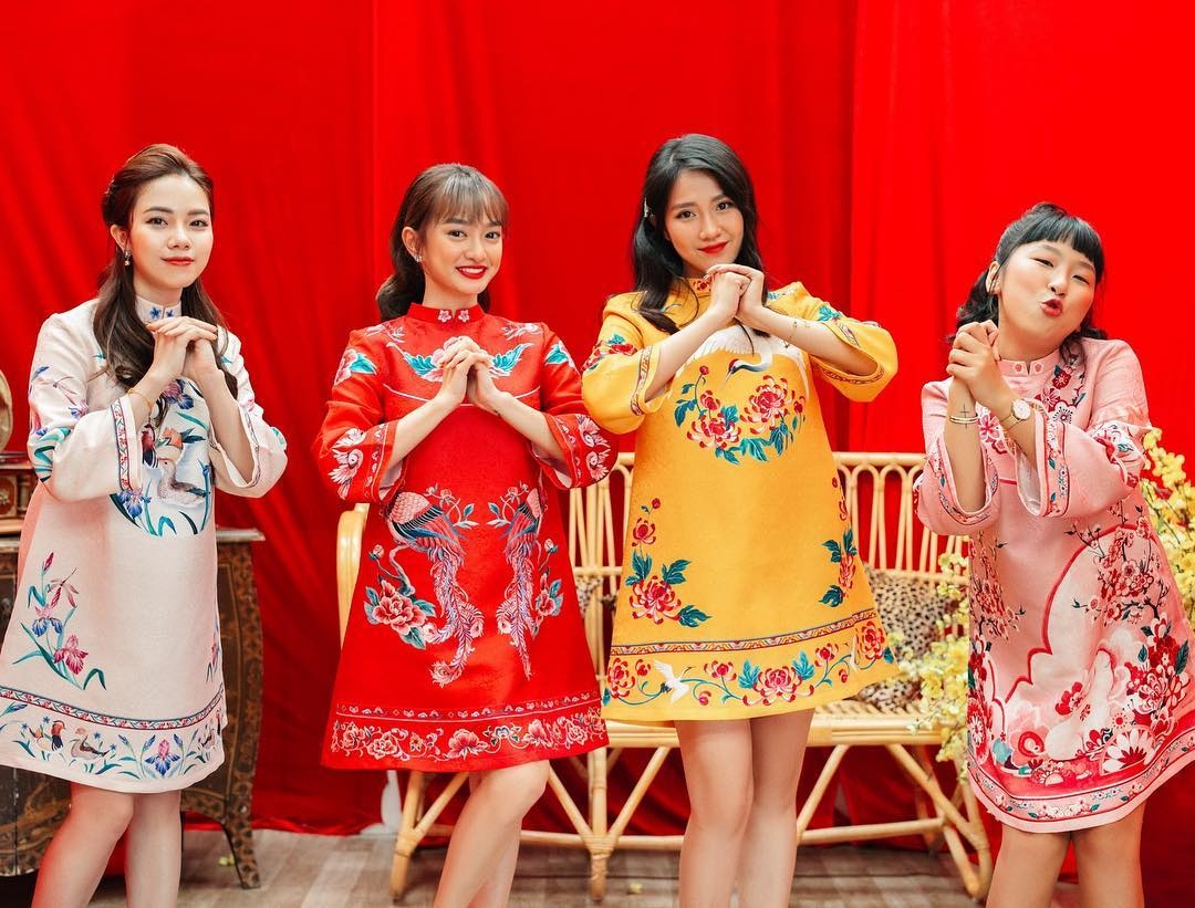 Ca gia dinh va hoi ban than nen mac ao dai gi khi cung di choi Tet? hinh anh
