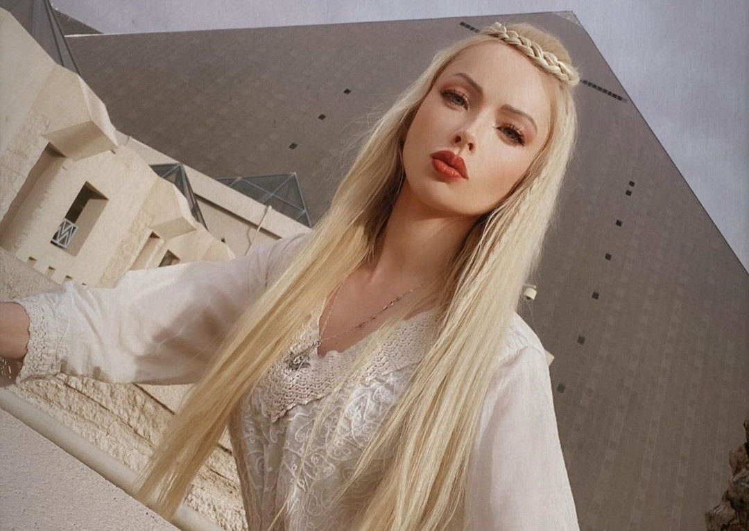 Nu nguoi mau giong bup be Barbie da nang nguc, thich mac kin dao hinh anh