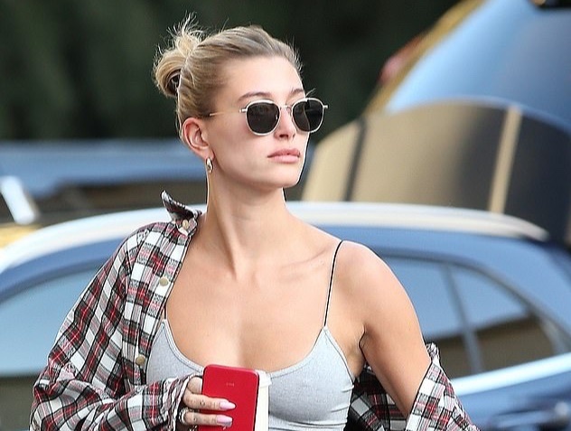 Hailey Bieber dien mot khong noi y den phong tap nhay hinh anh