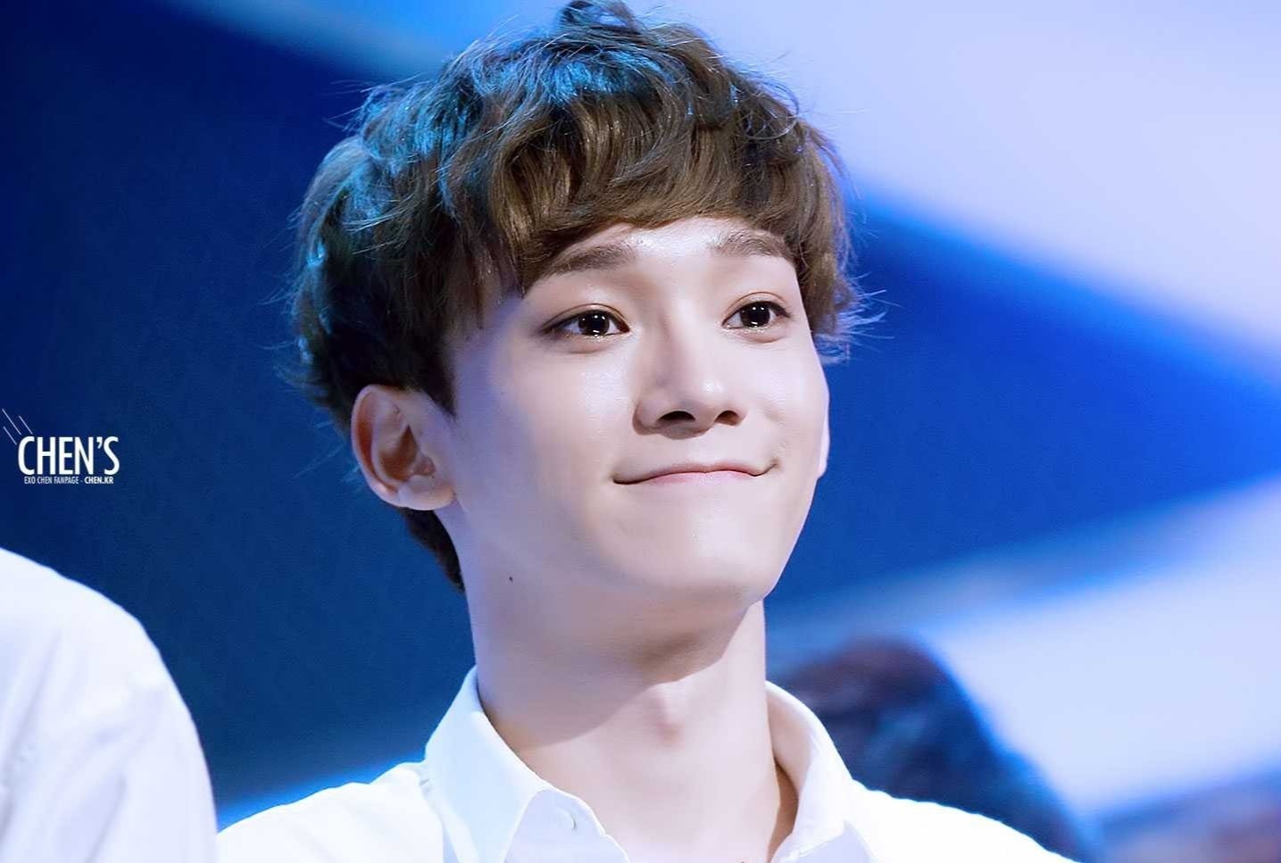 Chen (EXO) dien do don gian hat nhac phim 'Hau due mat troi' hinh anh