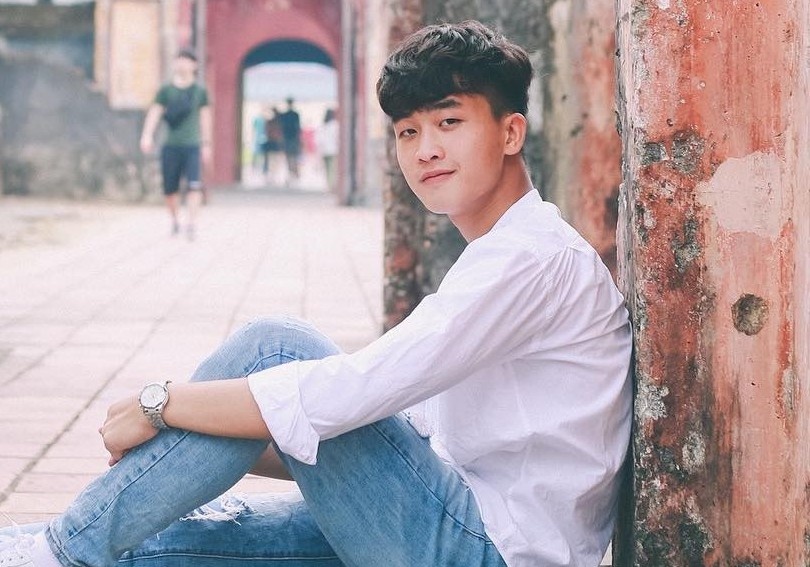 Cau thu Danh Trung ngoai doi co gu an mac nhu hot boy Han Quoc hinh anh