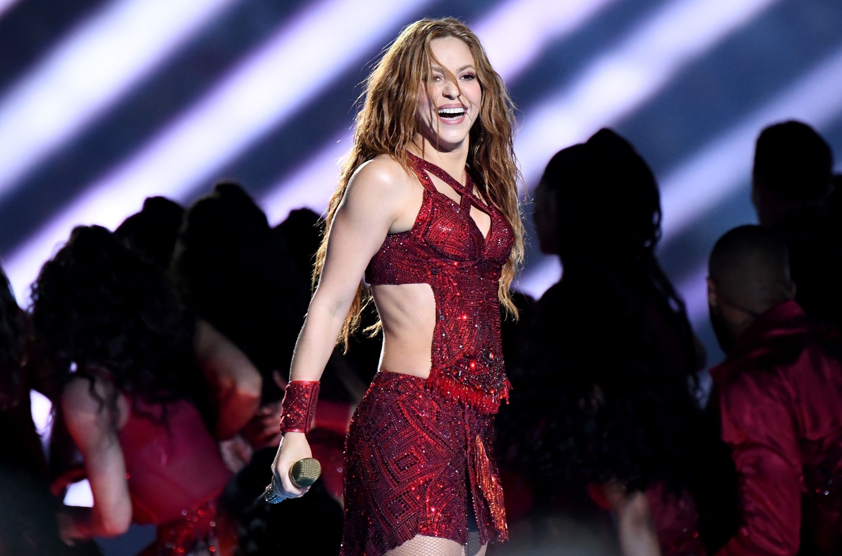 Shakira dien vay 2 trieu vien pha le, giay 20.000 USD tai Super Bowl hinh anh