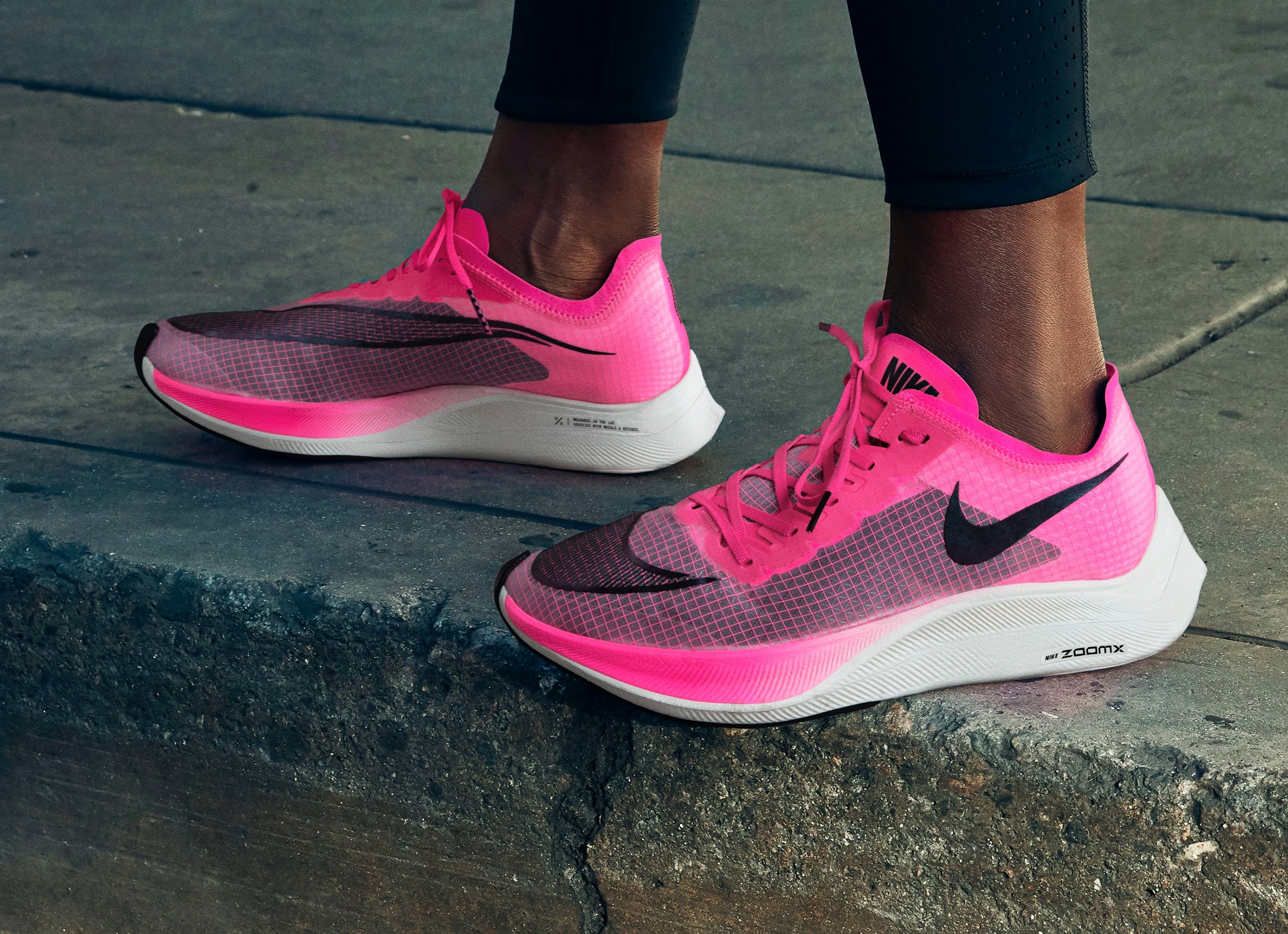 Giay chay nhanh va 4 doi sneakers hot nhat hien nay hinh anh