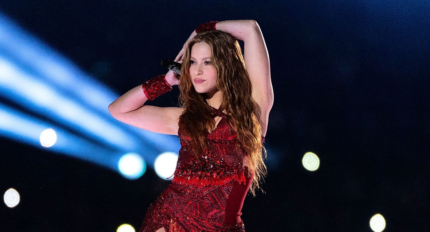 Shakira dien trang phuc dinh hang nghin vien pha le hinh anh