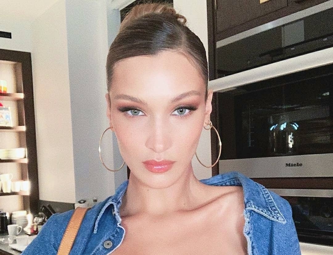 Bella Hadid dien vay denim khoe vong mot hinh anh