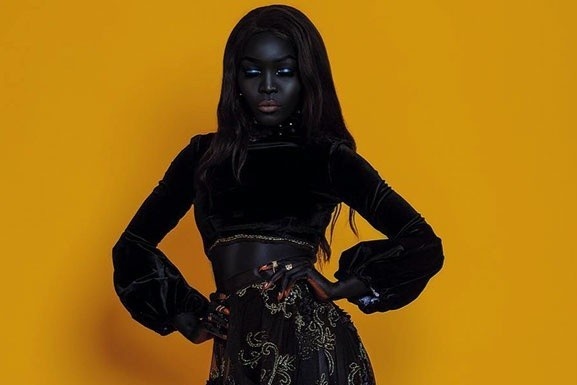 Co gai da den duoc menh danh nu hoang bong dem cua lang mau hinh anh