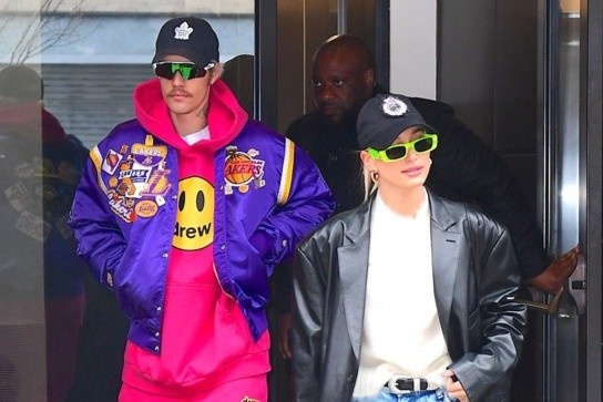 Justin Bieber mac ca cay hong, Hailey dien do nhu ve si hinh anh