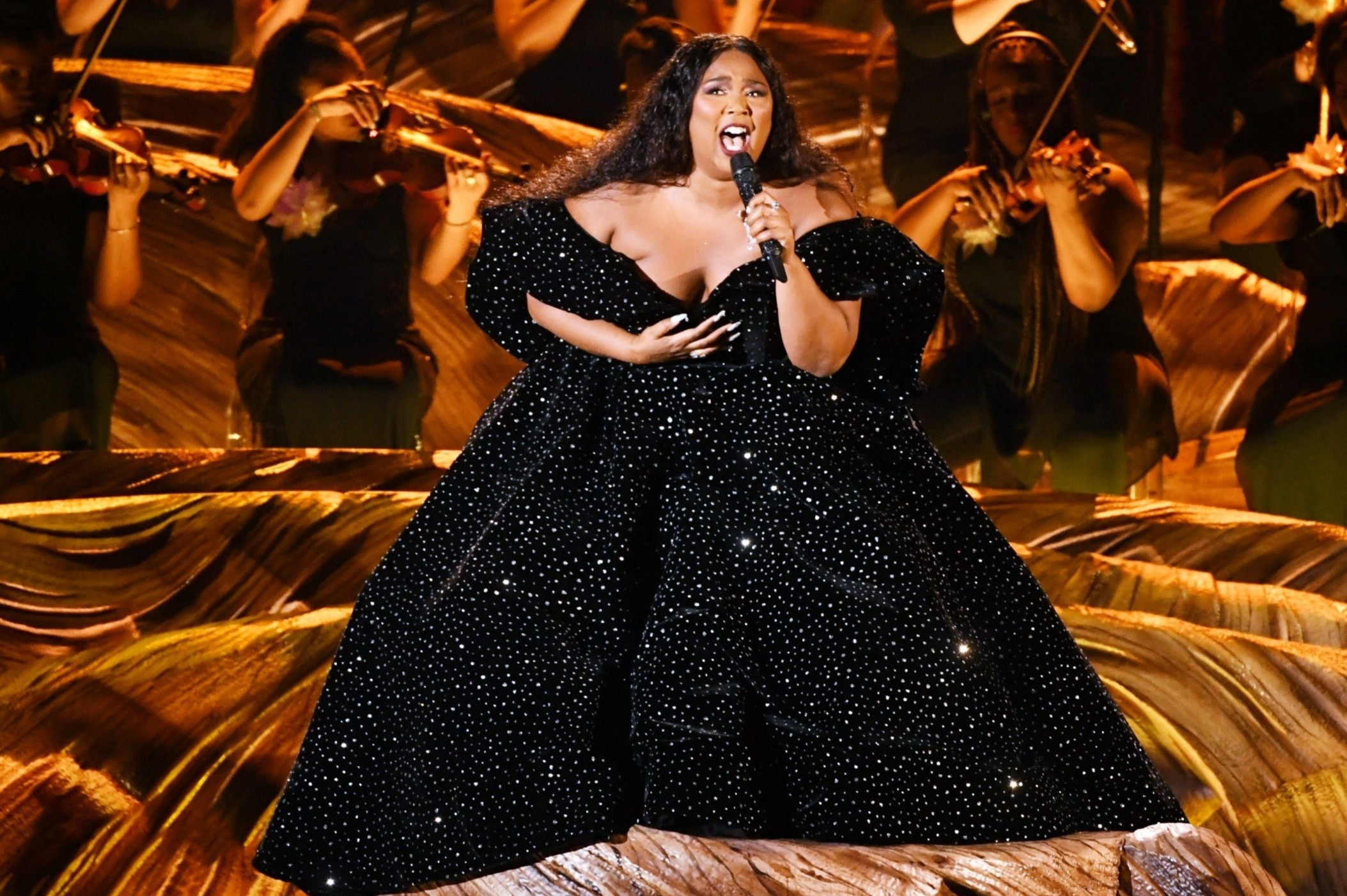 Lizzo mac vay tre nai khoe vong mot len san khau hinh anh