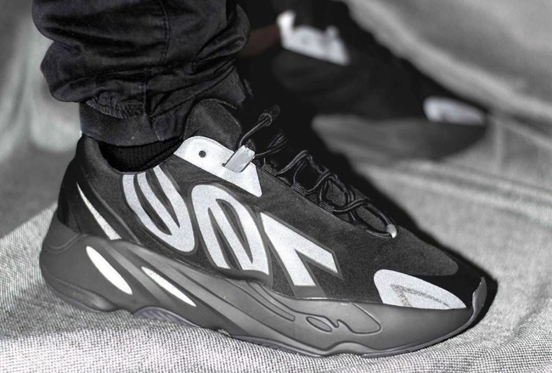 Giay Yeezy bi day gia hon 1,5 lan ngay sau khi mo ban vao hom nay hinh anh