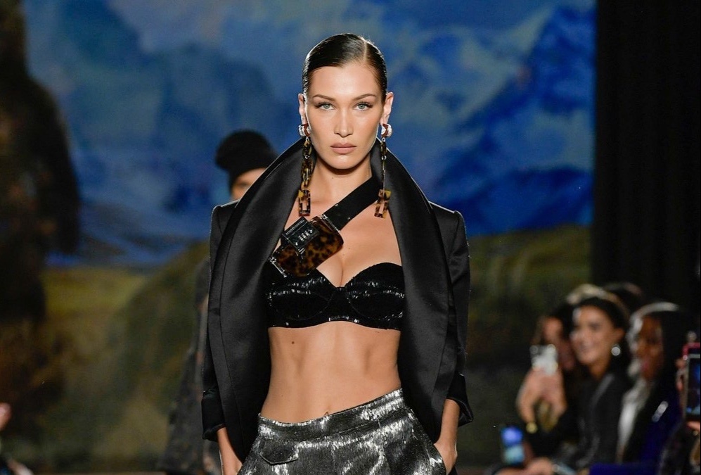 Bella Hadid dat show, lien tuc dien do khoe nguc tren san catwalk hinh anh
