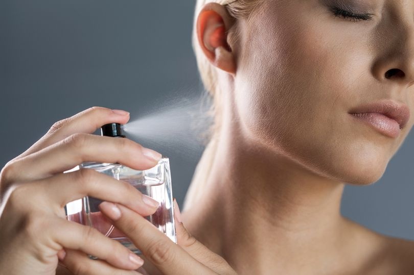 xịt nước hoa đúng cách ảnh 2 xit nuoc hoa dung cach anh 2