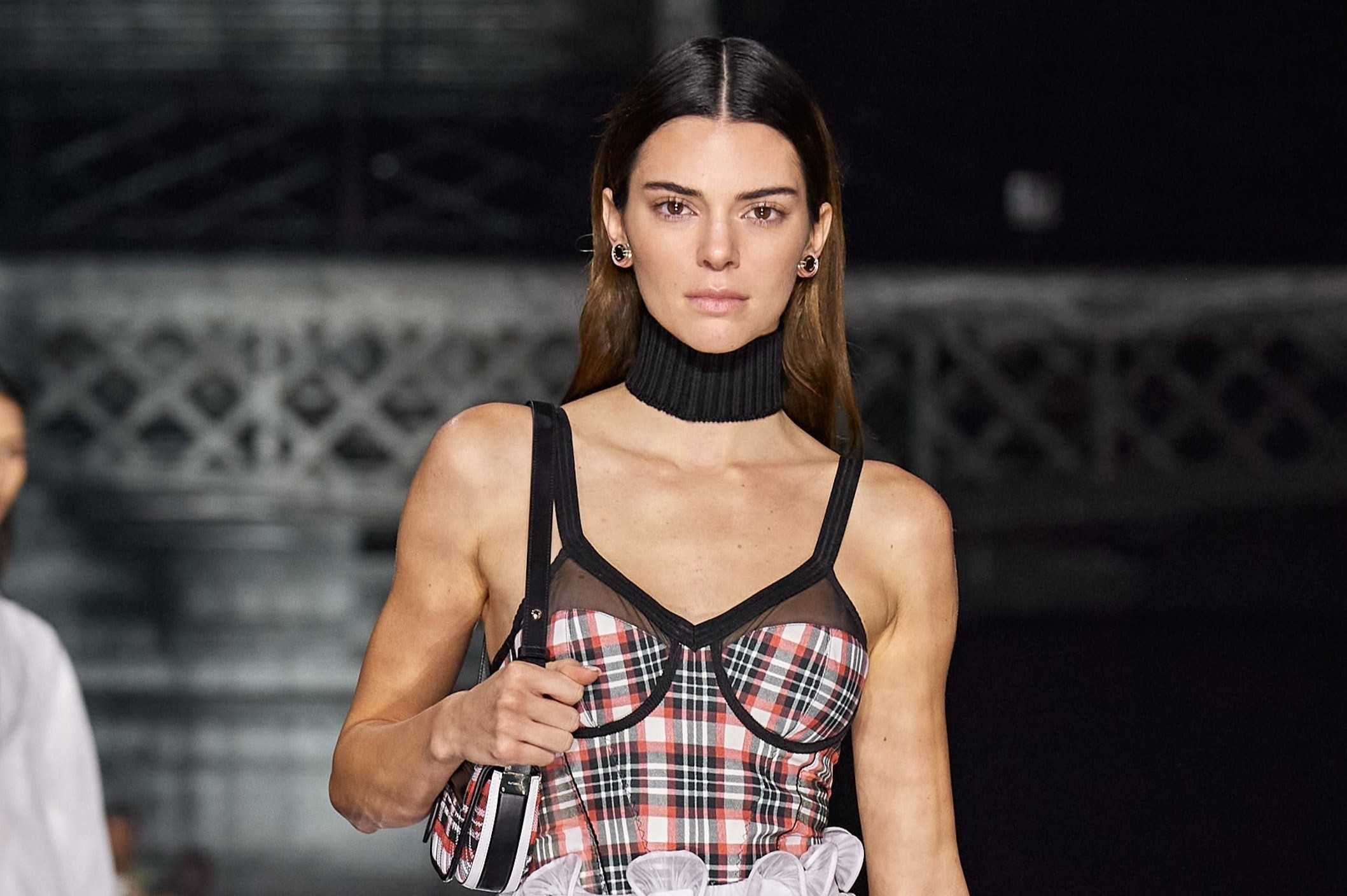 Ngay lanh gia, Kendall Jenner dien ao corset goi cam len san dien hinh anh