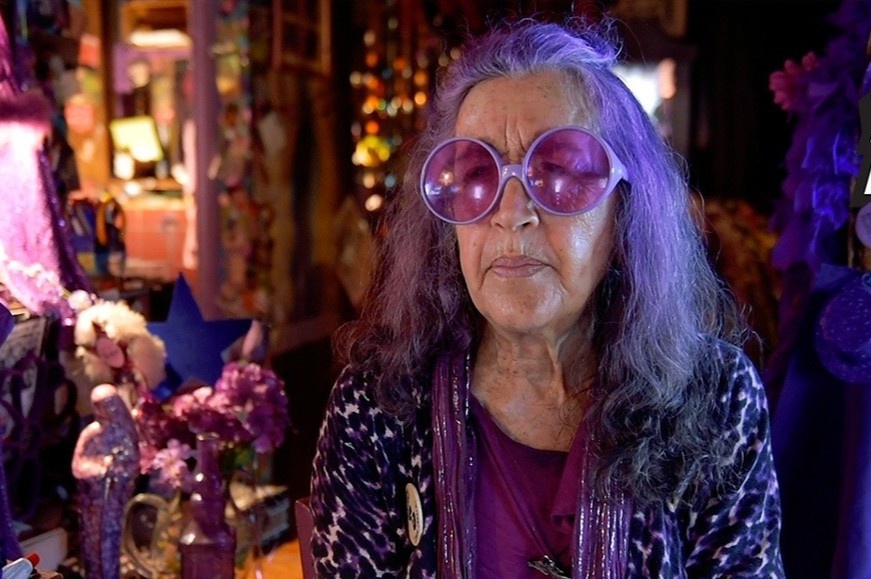 Cu ba tu nhuom toc, quanh nam chi mac do mau tim hinh anh