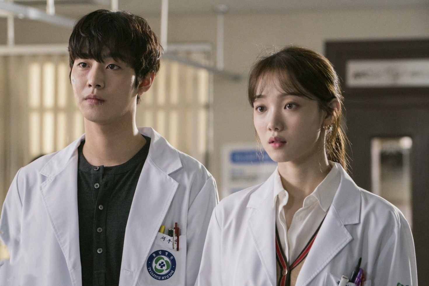 Tai sao ao blouse cua bac si phai la mau trang? hinh anh