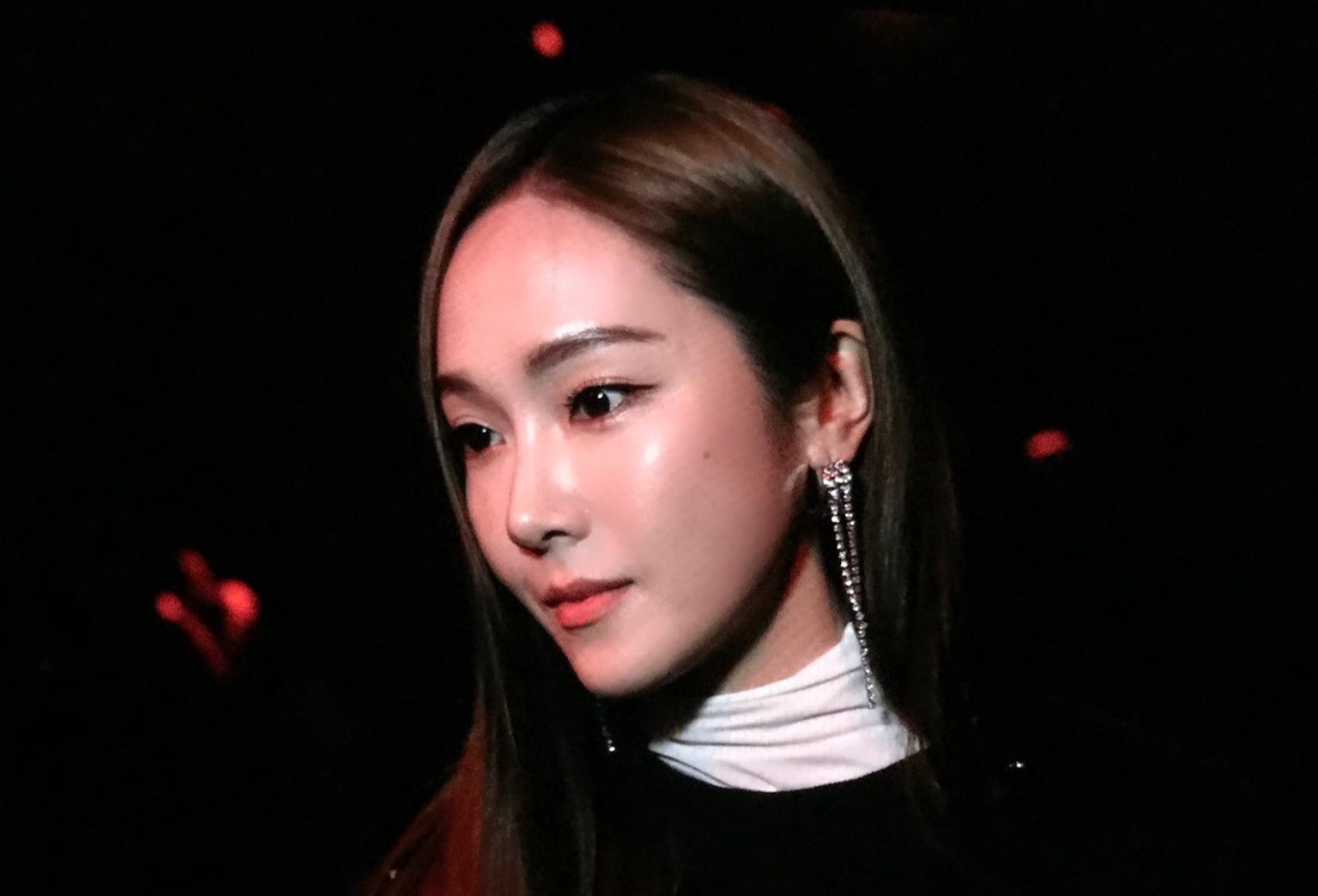 Jessica mac do nhu doanh nhan du show thoi trang tai Phap hinh anh