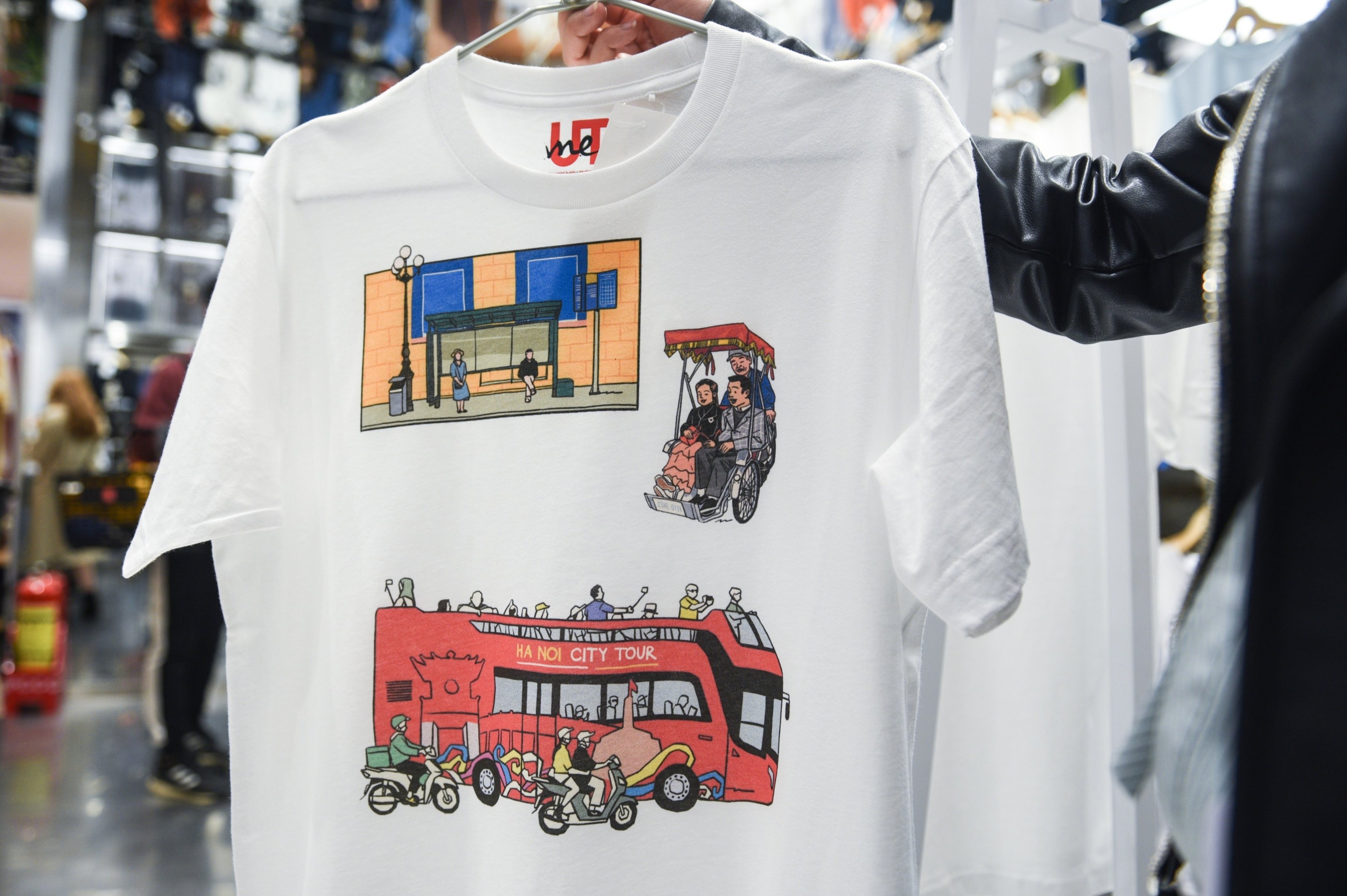 Uniqlo ban ao xich lo, ganh hang rong danh rieng cho cua hang o Ha Noi hinh anh