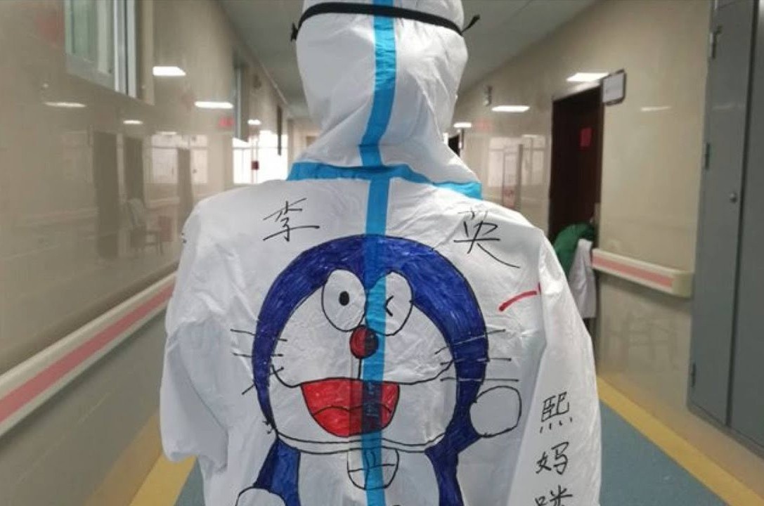Bac si Trung Quoc mac do bao ho Doraemon khi chong dich Covid-19 hinh anh