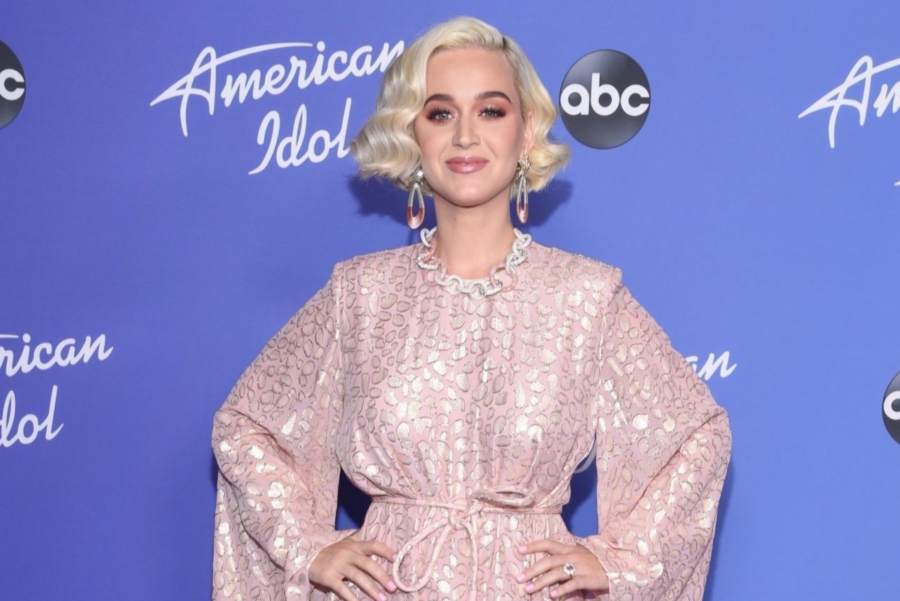 Ba bau Katy Perry da mac do the nao de che bung to? hinh anh