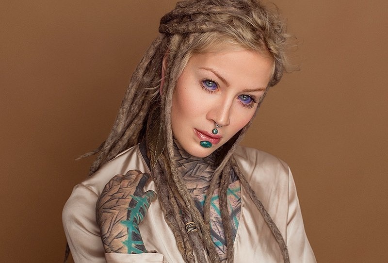 Nu nguoi mau Duc xam gan kin co the va nhan cau mau tim hinh anh