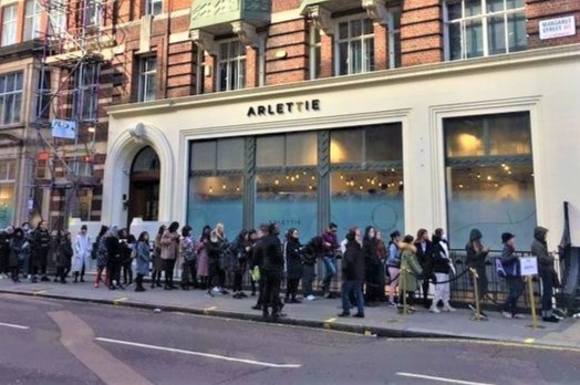 Nguoi dan Anh xep hang dai mua do Fendi gia re hinh anh