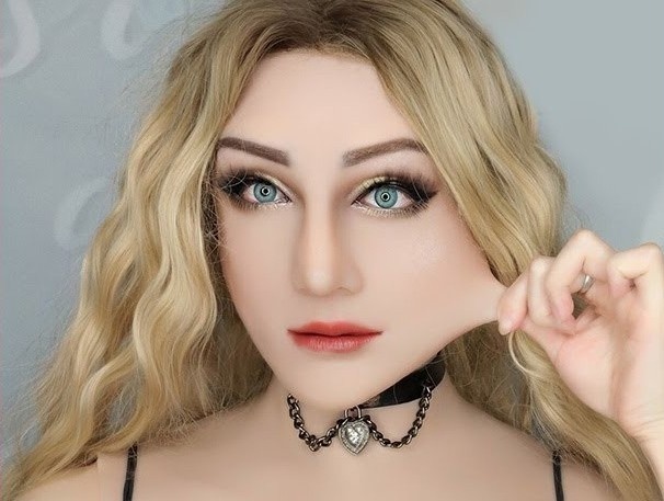 Chang trai trang diem giong het con gai nho lop mat na silicon hinh anh