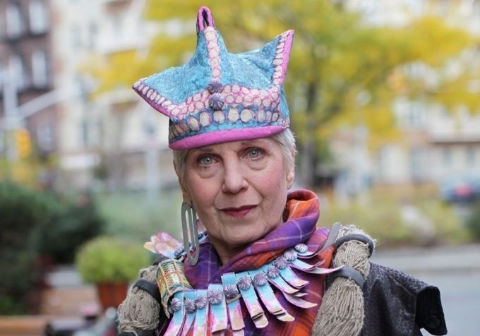 Cu ba 73 tuoi bien rac thanh mu, ban gia 450 USD hinh anh