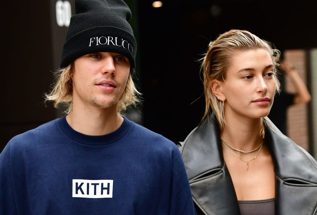 Hailey Bieber tu nhan minh dep nhat khi de mat moc hinh anh