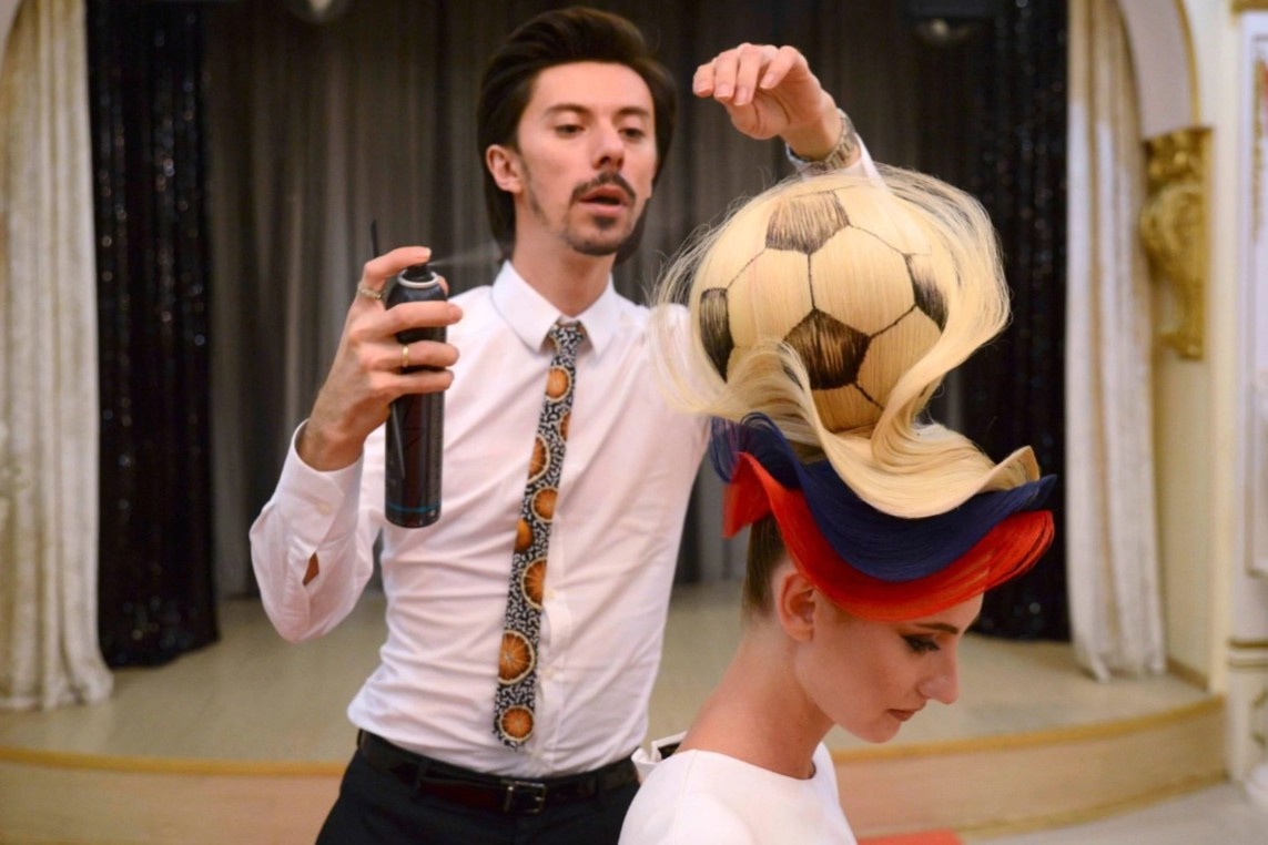 Ban tay vang bien toc phu nu thanh chum hoa, qua bong hinh anh