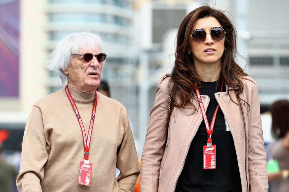 Ong trum dua xe F1 va vo kem 45 tuoi luon mac do an y khi ben nhau hinh anh