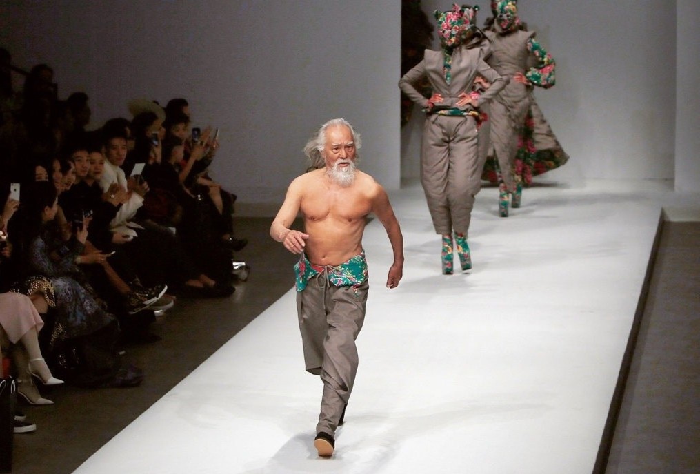 Ong lao Trung Quoc 80 tuoi coi tran catwalk hinh anh