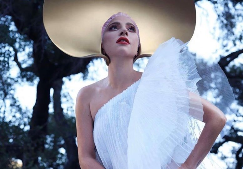 Lady Gaga khong the tu di vi mac vay qua dai hinh anh