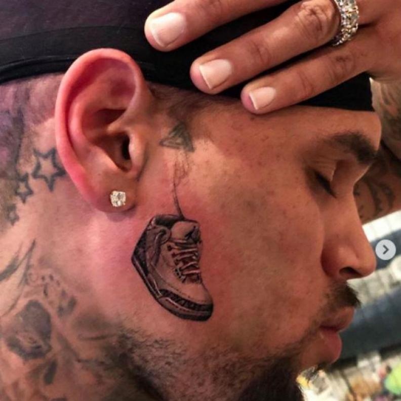 hinh xam tren mat anh 4