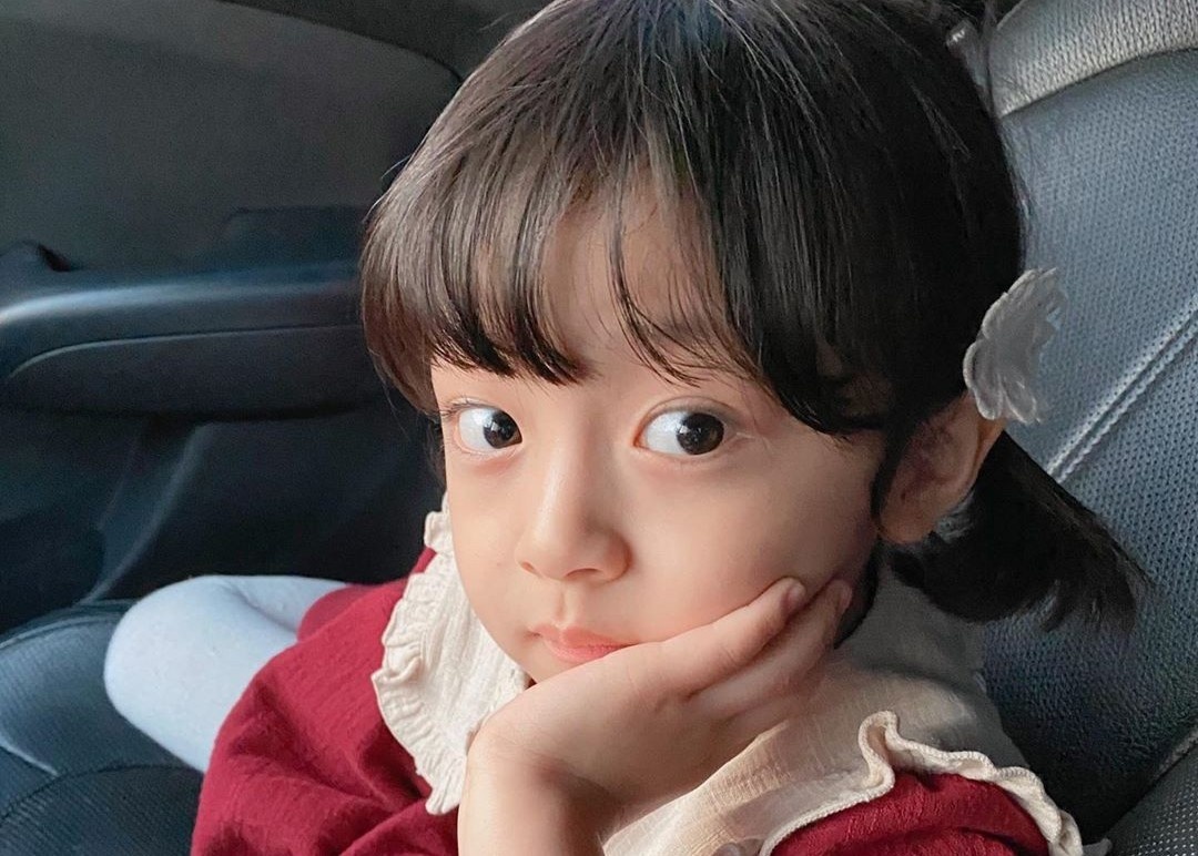 Mau nhi lien tuc tao dang trong hau truong phim 'Hi Bye, Mama' hinh anh