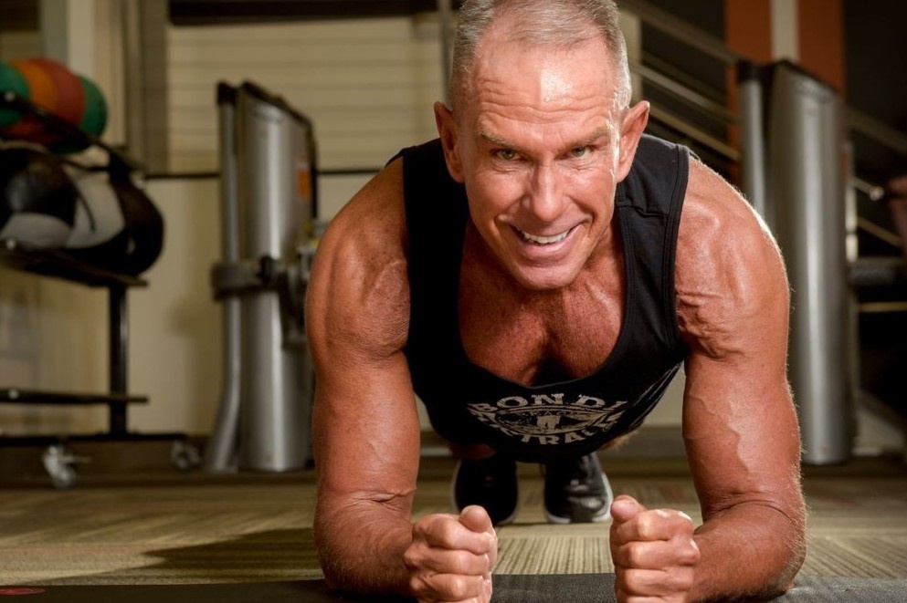 Nguoi plank lau nhat the gioi da tap luyen the nao? hinh anh