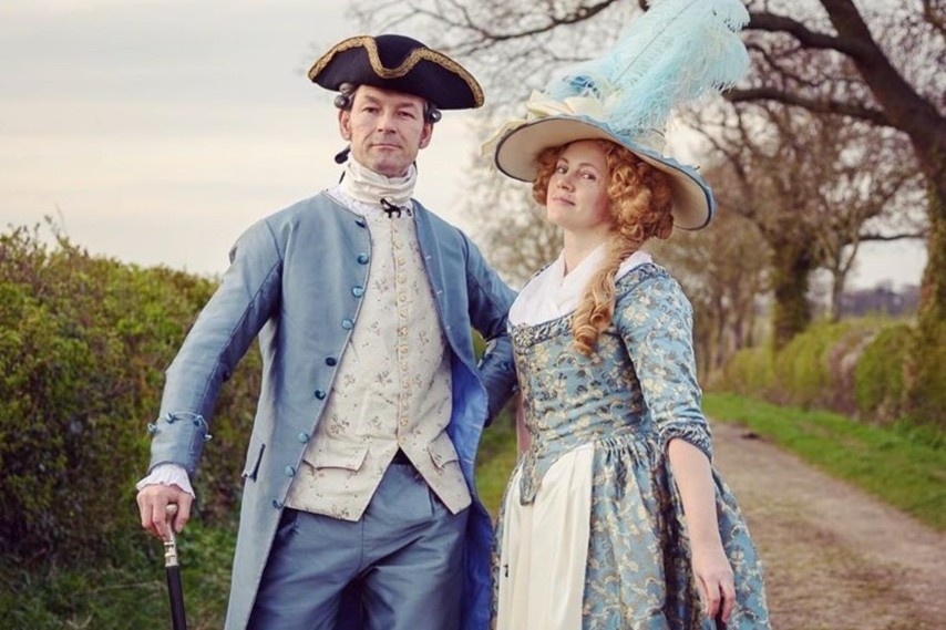 Cap vo chong mac do thoi xua di tap the duc de mua vui cho hang xom hinh anh