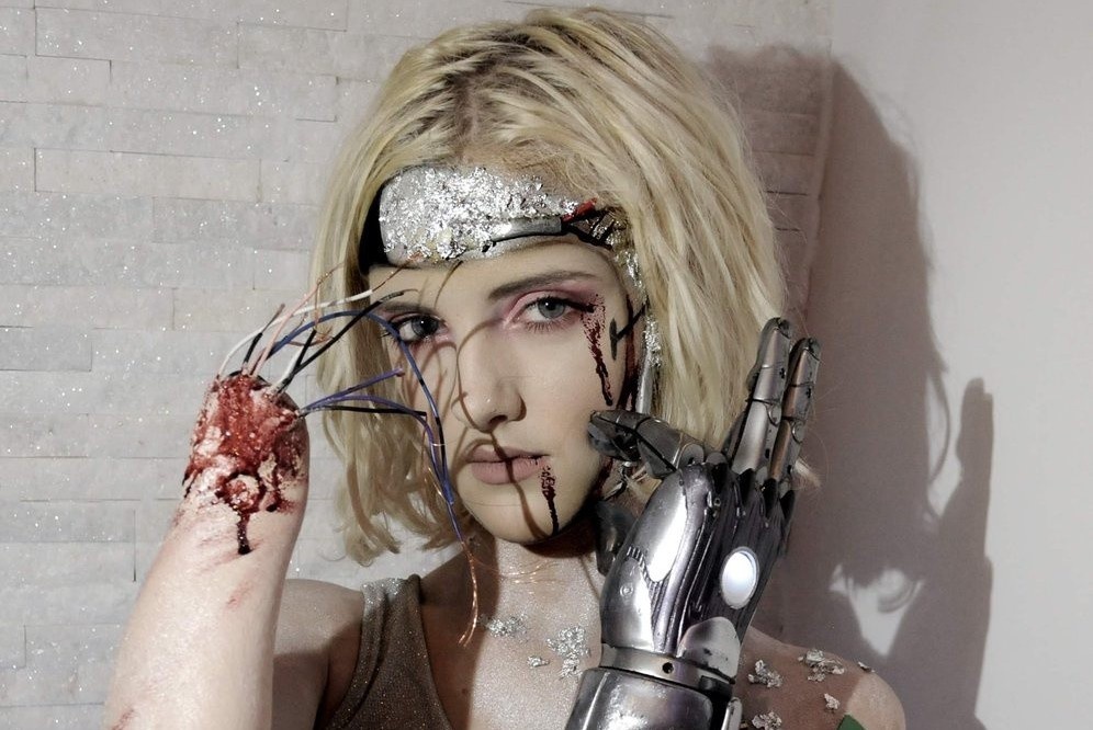 Co gai cut tay, bi viem nao suyt chet van make up dep den kho tin hinh anh